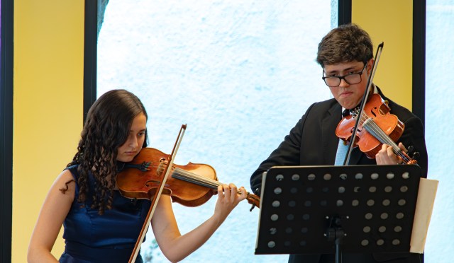 Presentación musical: Jóvenes violinistas interpretan una pieza musical durante la inauguración del Centro Cultural Pachas.