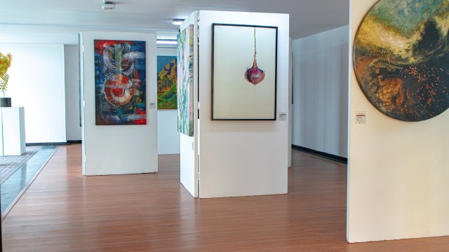 Exposición artística: Obras de arte de la Bienal Internacional exhibidas en el nuevo Centro Cultural Pachas.