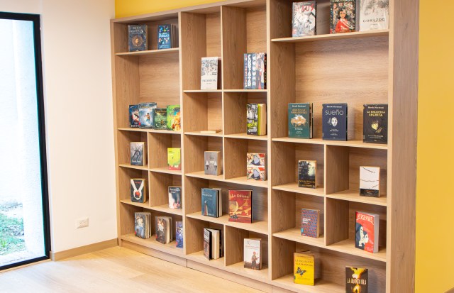 Espacio de lectura: Estanterías con libros y espacios de lectura del nuevo Centro Cultural Pachas.