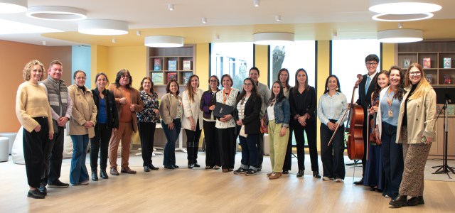 Fotografía grupal: Estudiantes, docentes e invitados especiales reunidos durante la inauguración del Centro Cultural Pachas.